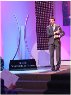 Gabriel Stauffer recebe prêmio na categoria "Melhor Ator de Musical" - Foto: SRDZ
