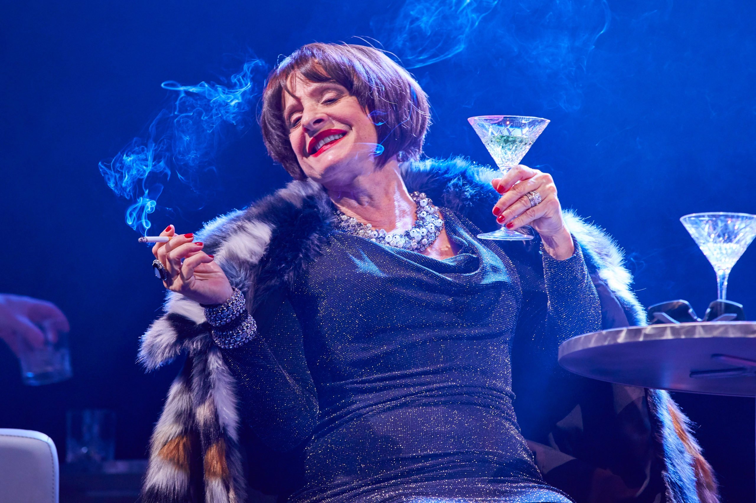Photo of Patti LuPone festeja premiação em Londres por “Company” e planeja retorno à Broadway