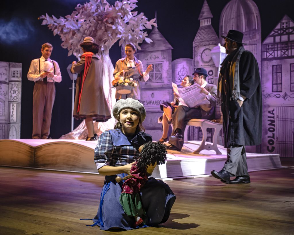 Musical infantil conta história de Kafka e a boneca viajante