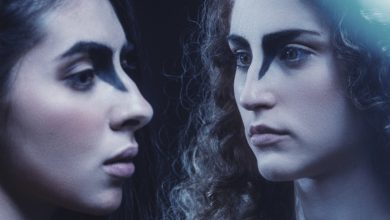 Duas mulheres com maquiagem cinza caracterizadas para o musical Sindroma de Jay Vaquer