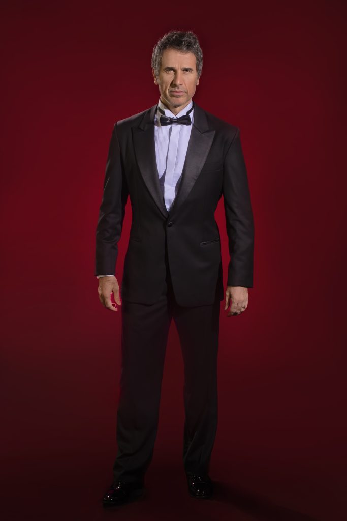 Eriberto Leão caracterizado como protagonista do musical Funny Girl