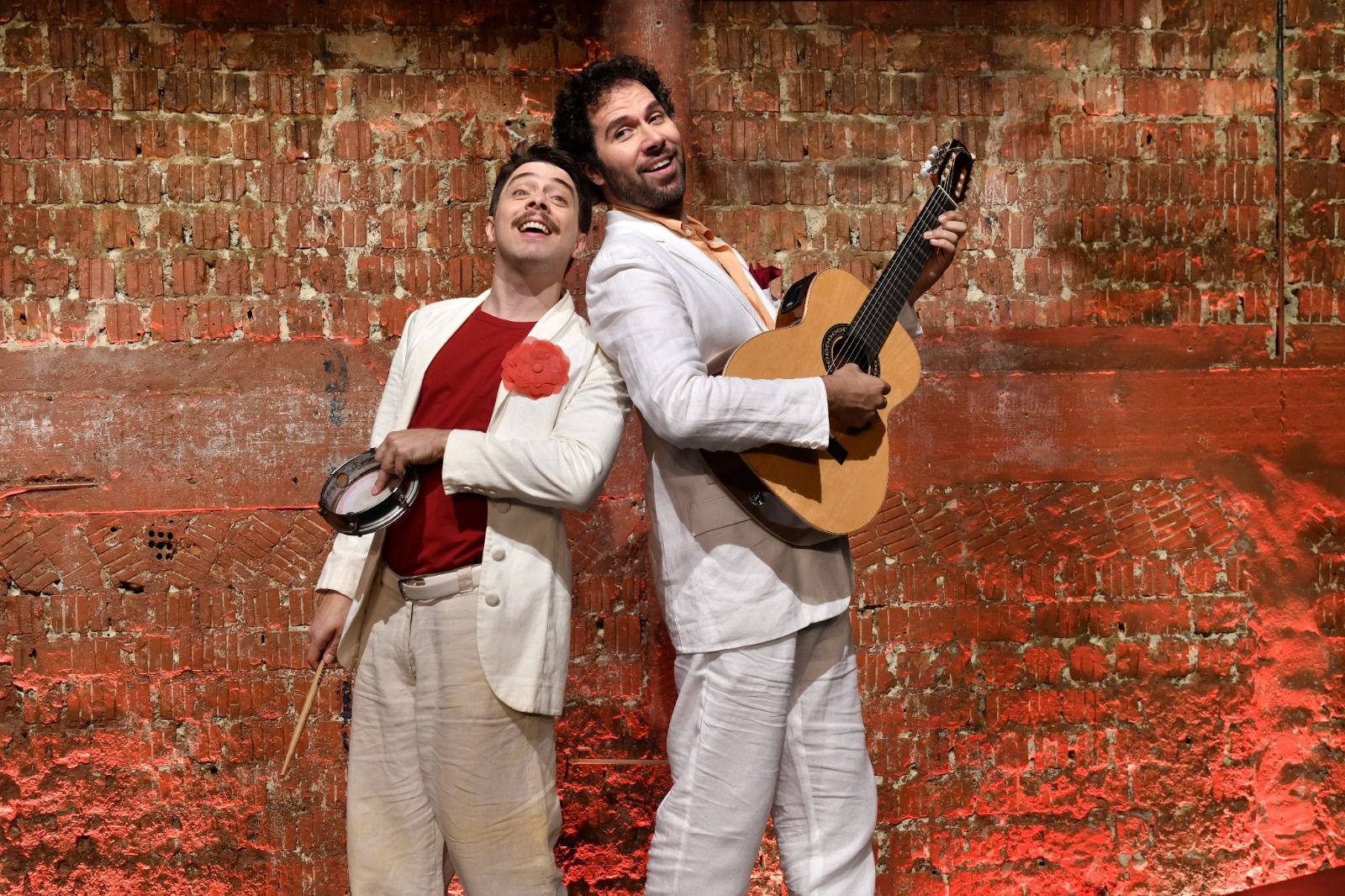 Alfredo Del-Penho e Fábiose dividem para interpretar no palco o mestre Noel Rosa FOTO: Cris Granato/ Divulgação