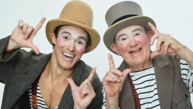 Os atores Rafael Aragão e Renato Aragão vestidos como palhaços