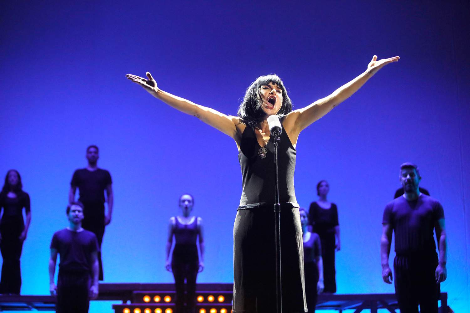 atriz amanda acosta caracterizada como Bibi Ferreira