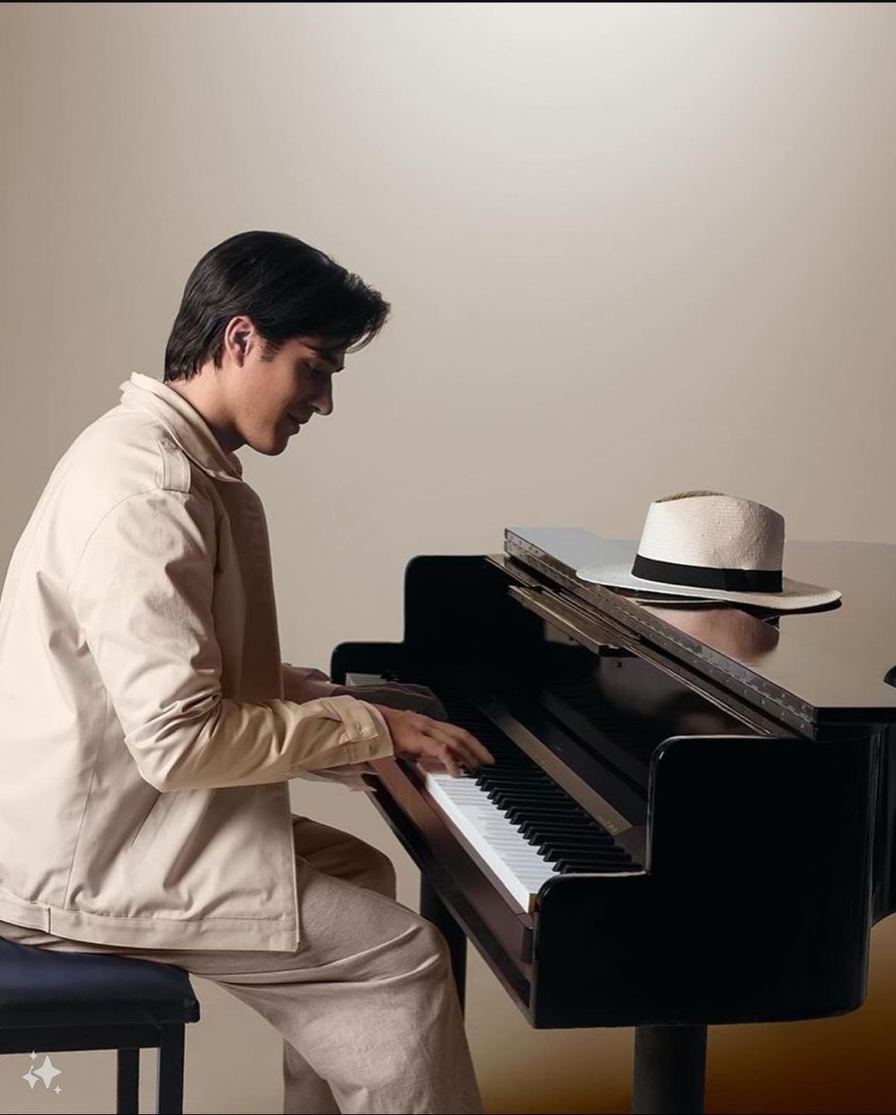 Elton Towersey vestido como Tom Jobim