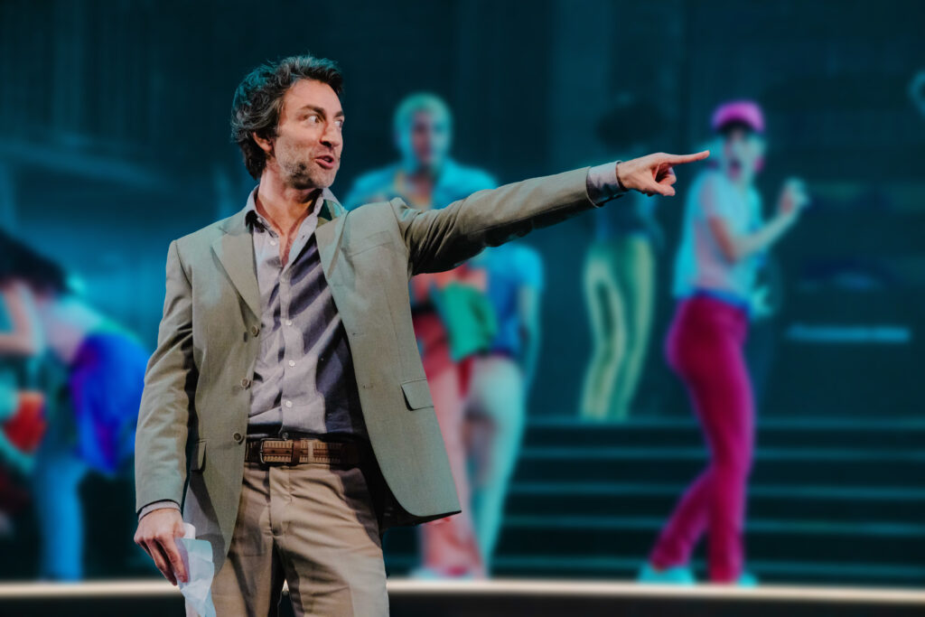 Rodrigo Pandolfo dá vida ao visionário Roberto Medina durante os bastidores da criação do Rock in Rio | FOTO VANS BUMBEERS