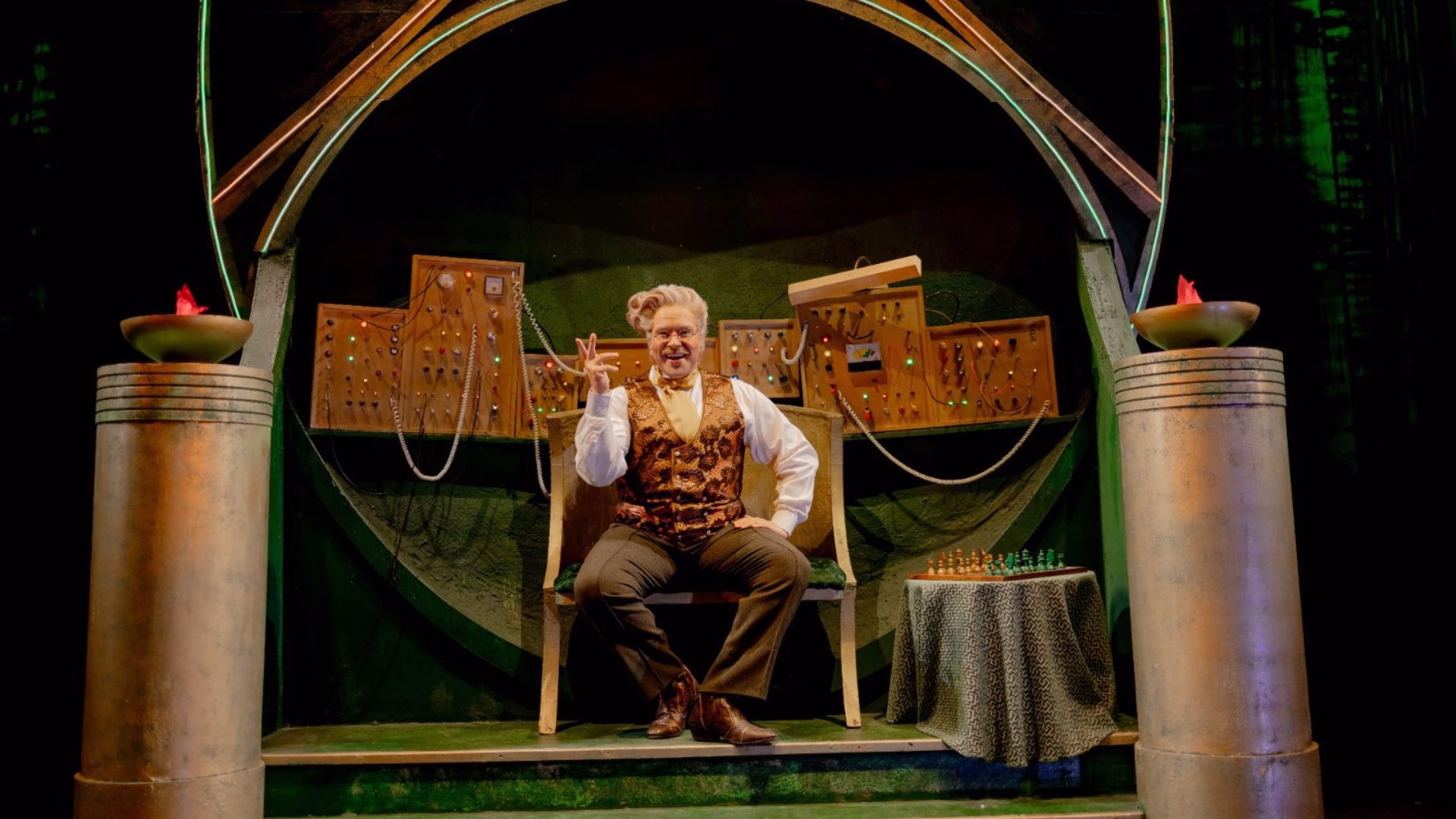 Tiago Abravanel com figurino e visagismo do Mágico de Oz em Wicked — Foto: Divulgação/Carolina Demper