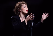Laila Garin caracterizada como Edith Piaf