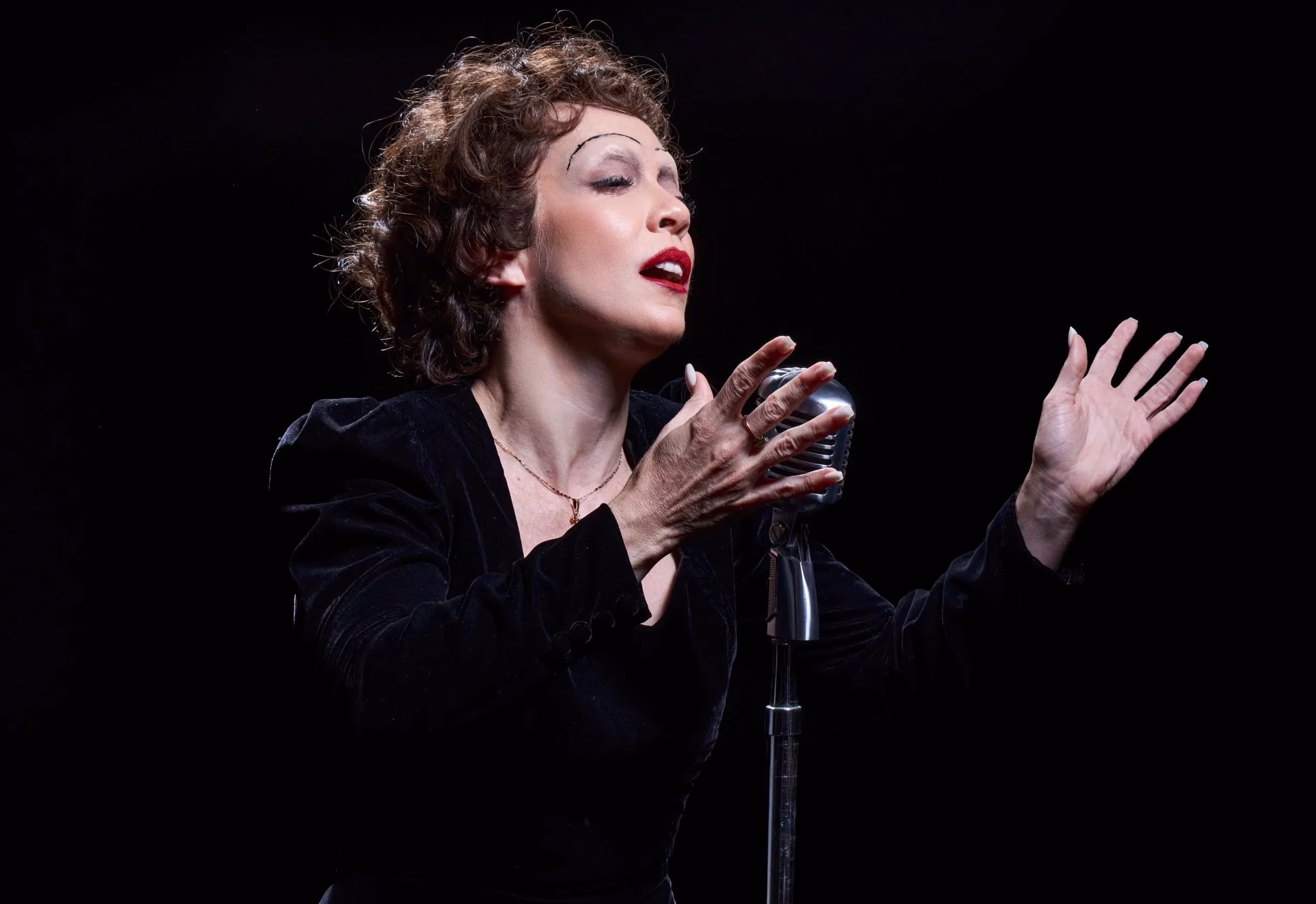 Laila Garin caracterizada como Edith Piaf
